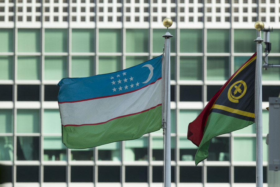 Узбекистан присоединится. Флаг Узбекистана. ООН Узбекистан. Здание ООН В Узбекистане. ООН флаги перед зданием.