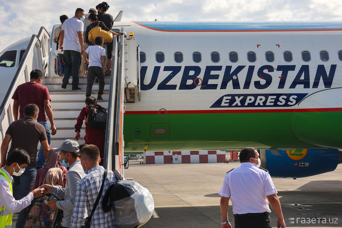 Омск самолет омск ташкент. Узбекистан Airways Express. Uzbekistan Airways Express a320. Uzbekistan Airways Express самолет. Узбекистан Airways Airbus 320 экспресс.