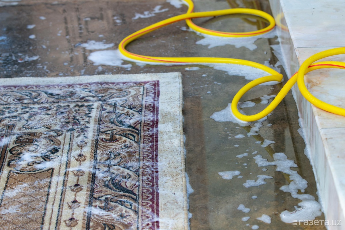 Стирка ковров. Выбивалка для ковров во дворе. Стирать ковры на роднике. Как постирать ковер в домашних условиях.