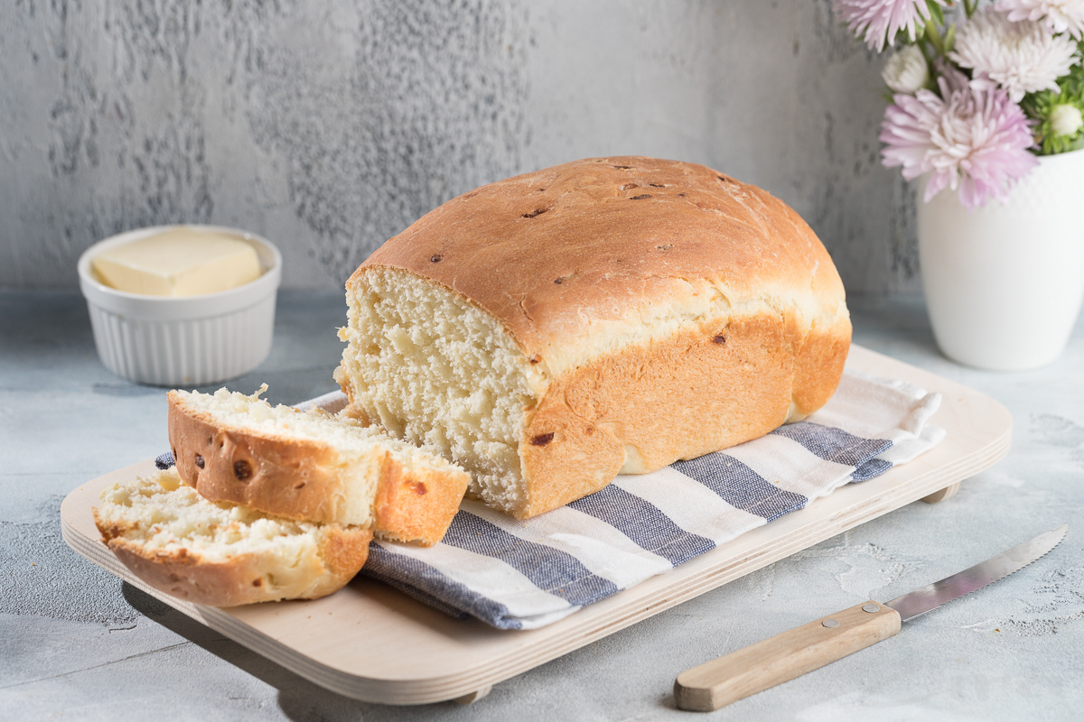 Видео печь хлеб. Хлеб с жареным луком в духовке. Постный хлеб. Хлеб луковый круглый. Хлеб в печи.