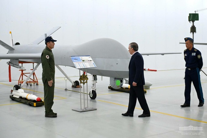 Президент осматривает американский беспилотник MQ-9 Reaper. Фото: пресс-служба президента.
