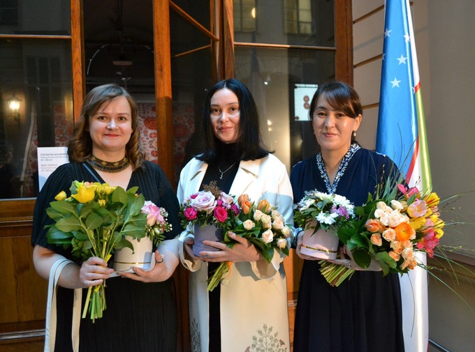 Мадина Касимбаева — справа.